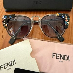 Fendi sunglasses with case, certificate and cloth